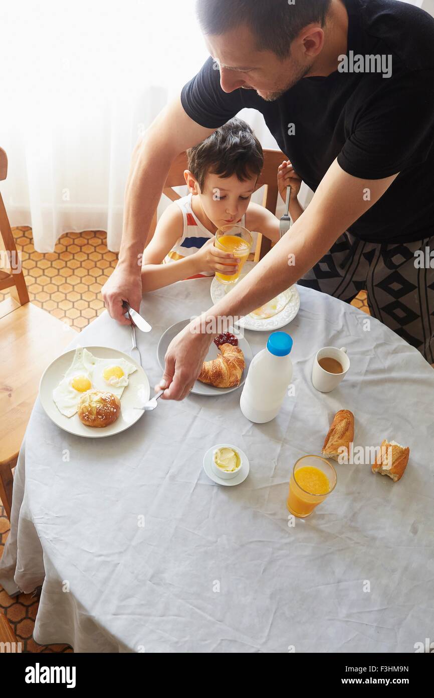 Padre e Figlio con prima colazione Foto Stock