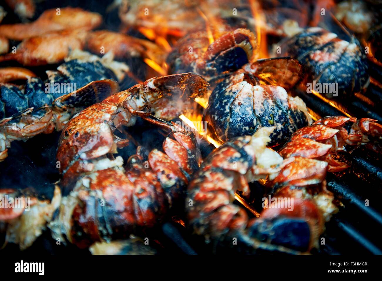 Vista ritagliata della molluschicoltura carbonizzati per la cottura su barbecue Foto Stock