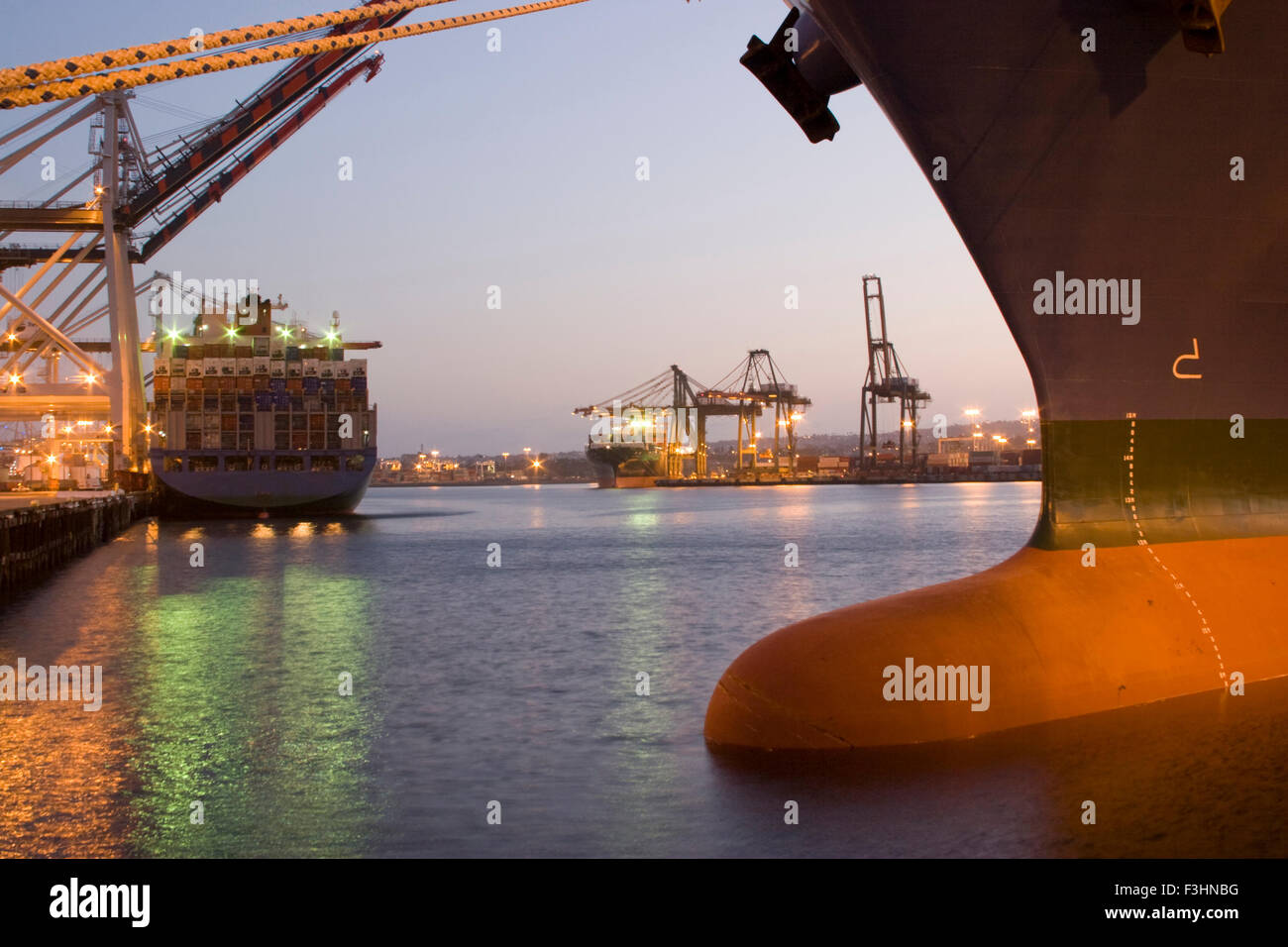 Container posizionato sulla base docking e il caricamento nel porto di LA Foto Stock
