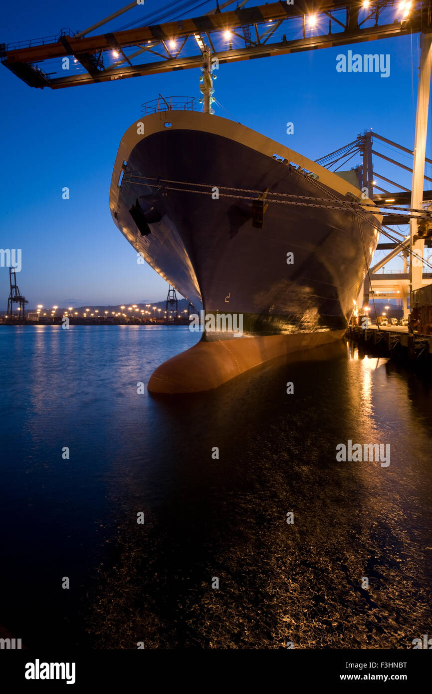 Container posizionato sulla base docking e il caricamento nel porto di LA Foto Stock