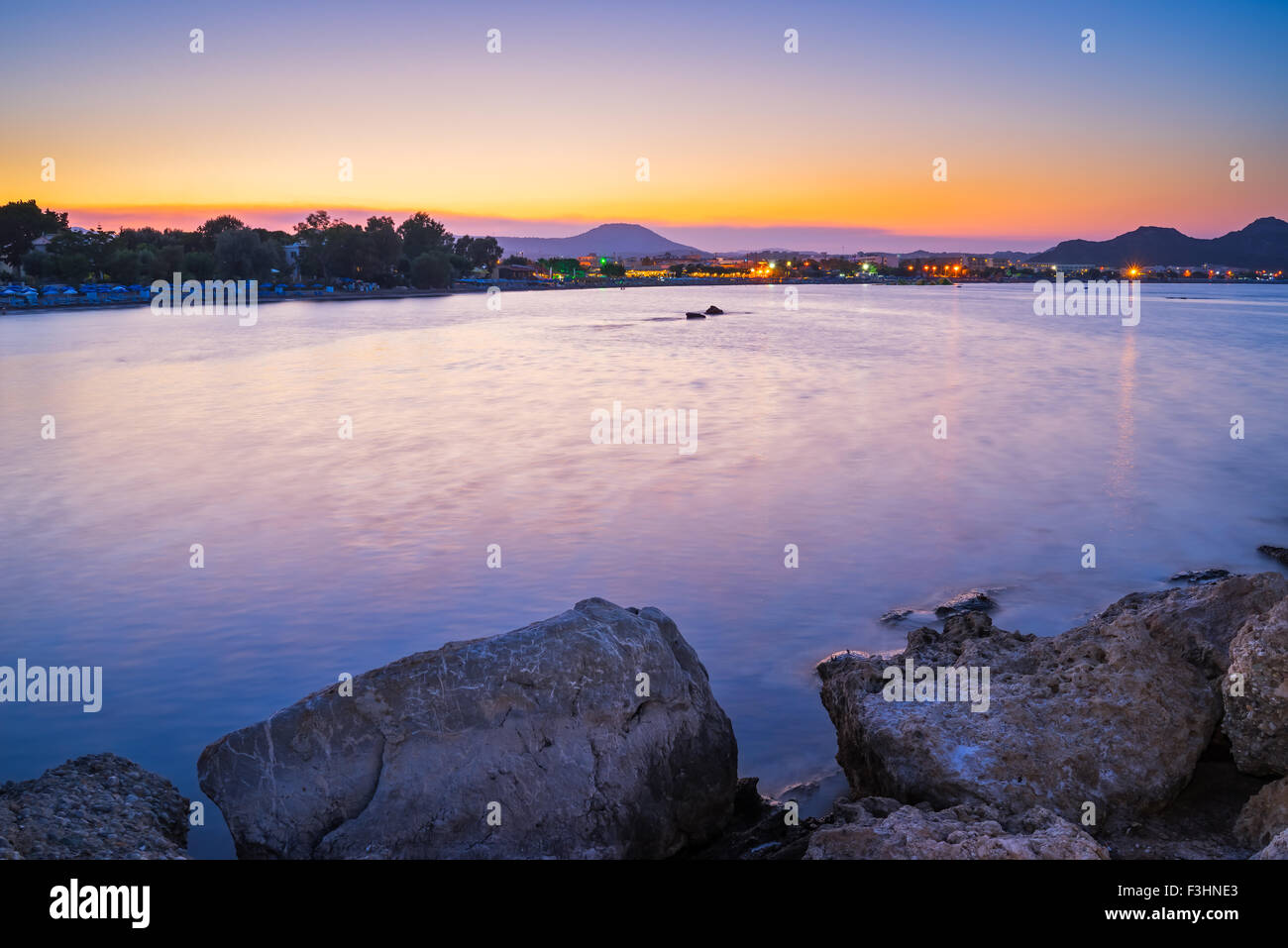Tramonto sulla costa di Faliraki RODI, DODECANNESO Grecia Europa Foto Stock