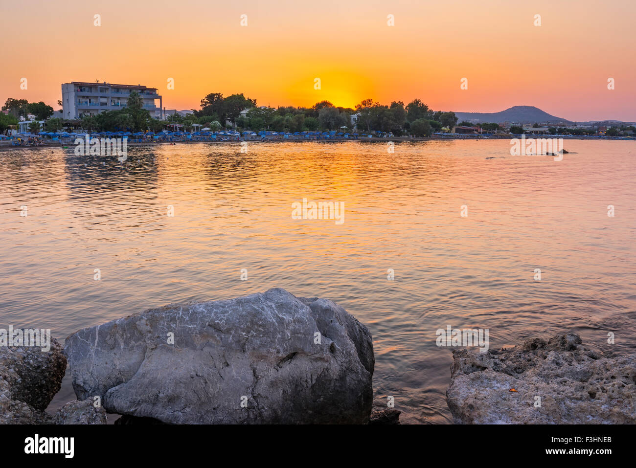 Tramonto sulla costa di Faliraki RODI, DODECANNESO Grecia Europa Foto Stock