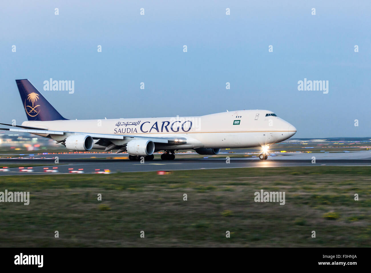 Saudia Cargo Boeing 747 presso la pista dell'aeroporto internazionale di Francoforte. Foto Stock