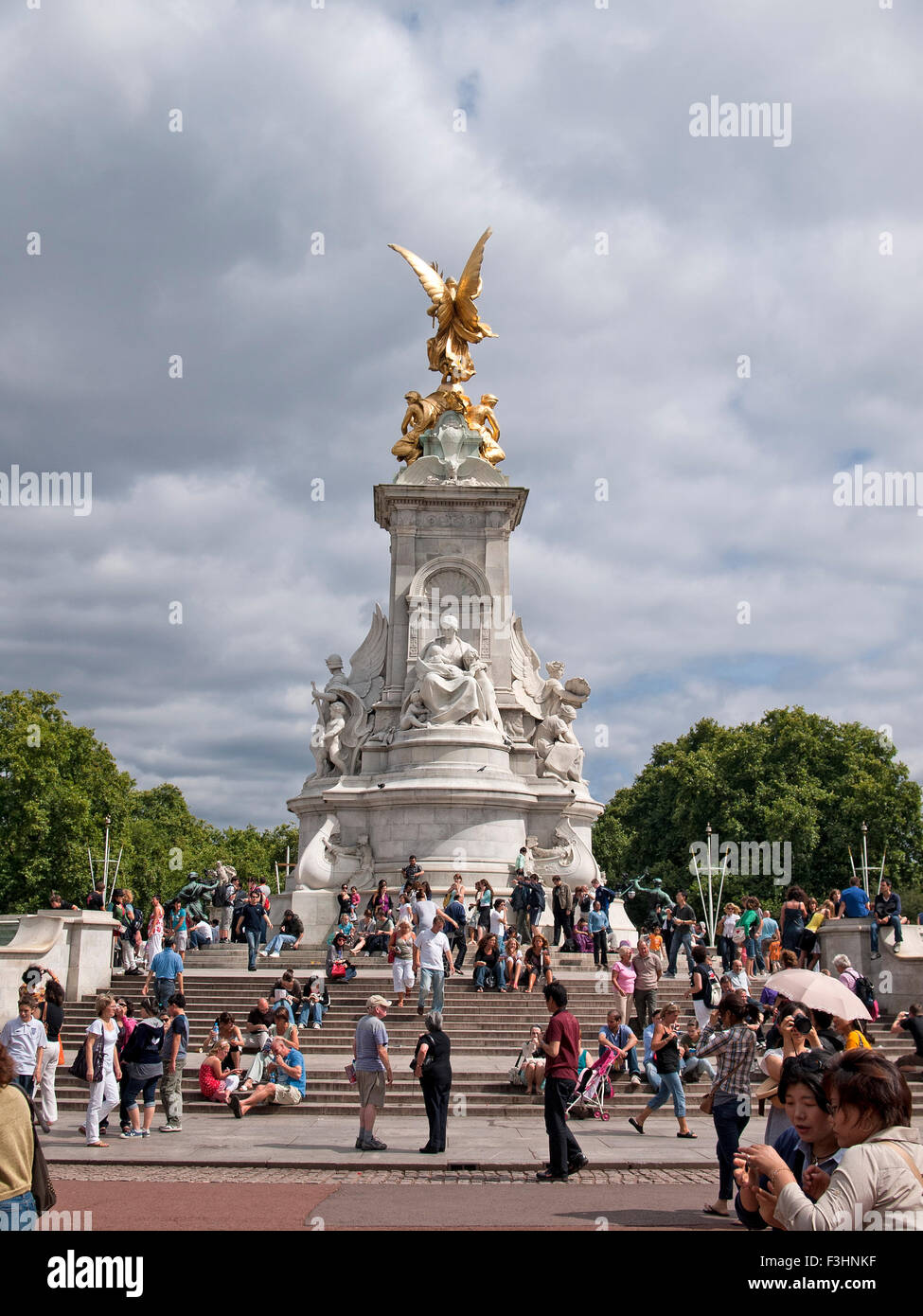 I turisti intorno al Queen Victoria Memorial di fronte a Buckingham Palace. Il Mall. Londra. In Inghilterra. La Gran Bretagna. Foto Stock