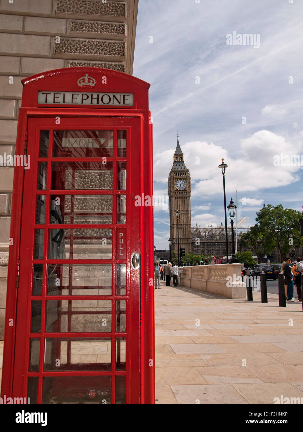 Tipico telefono rosso scatola con il Big Ben in background in Londra. In Inghilterra. La Gran Bretagna. Foto Stock