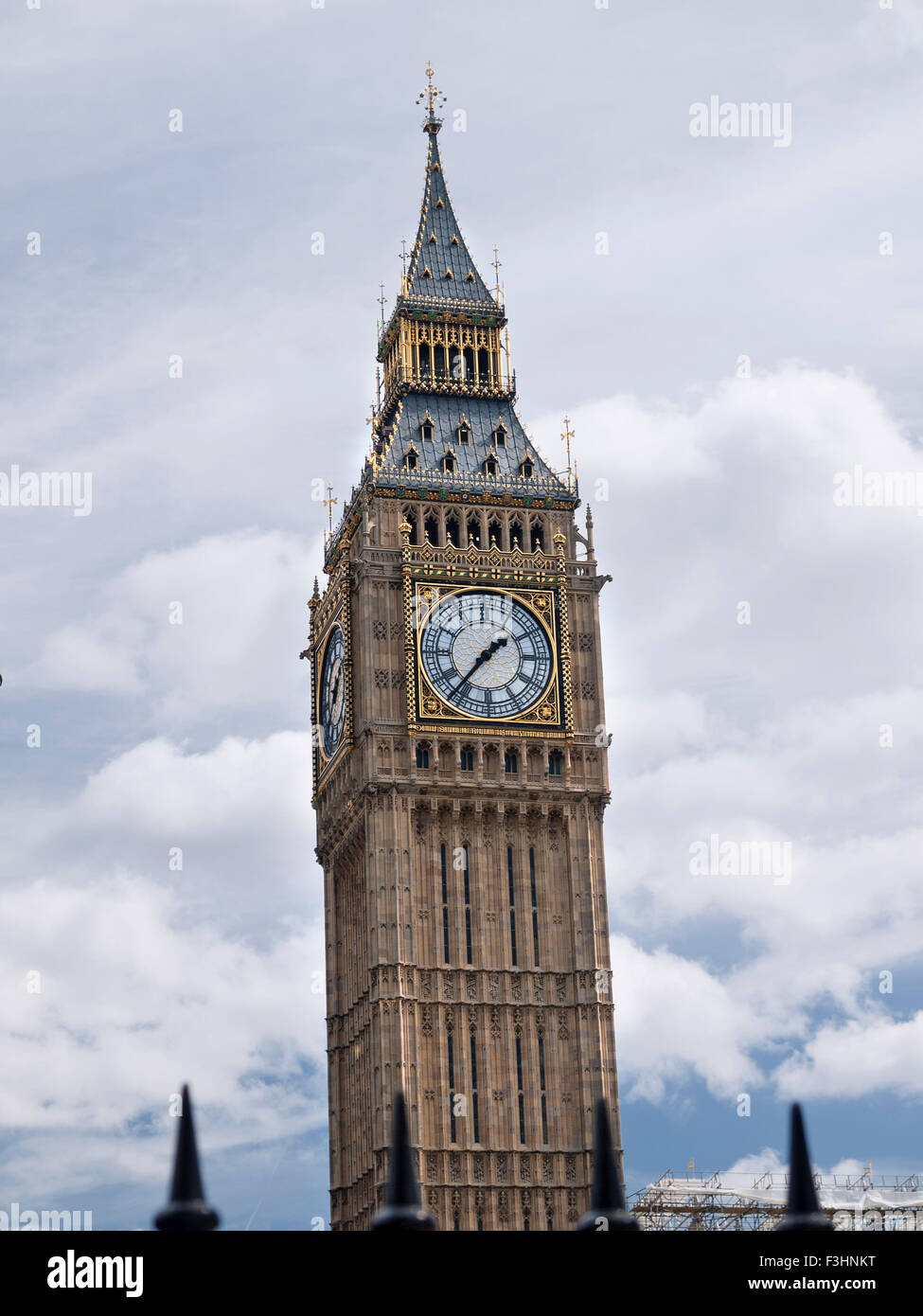 Vista del Big Ben, Torre dell'orologio del case del Parlamento. Il Palazzo di Westminster. Londra. In Inghilterra. La Gran Bretagna. Foto Stock