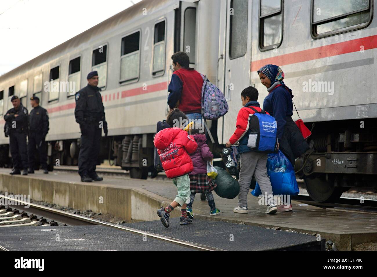 Ottobre 5, 2015; Tovarnik in Croazia. Polizia croata assistere i rifugiati arrivare in treno che andrà in Ungheria. Foto Stock