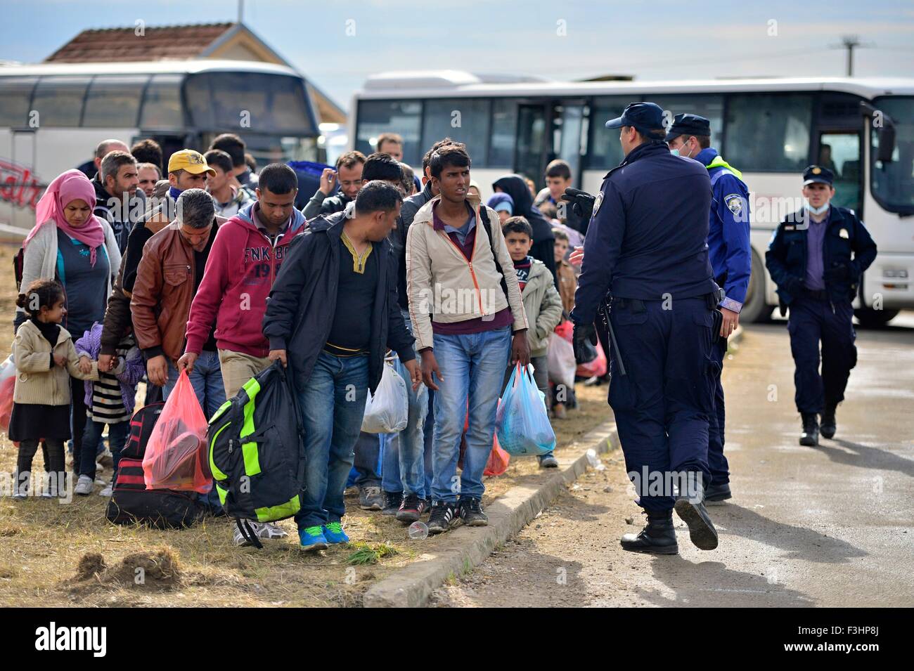 Ottobre 5, 2015; Tovarnik in Croazia. Polizia croata assistere i rifugiati arrivare in treno che andrà in Ungheria. Foto Stock