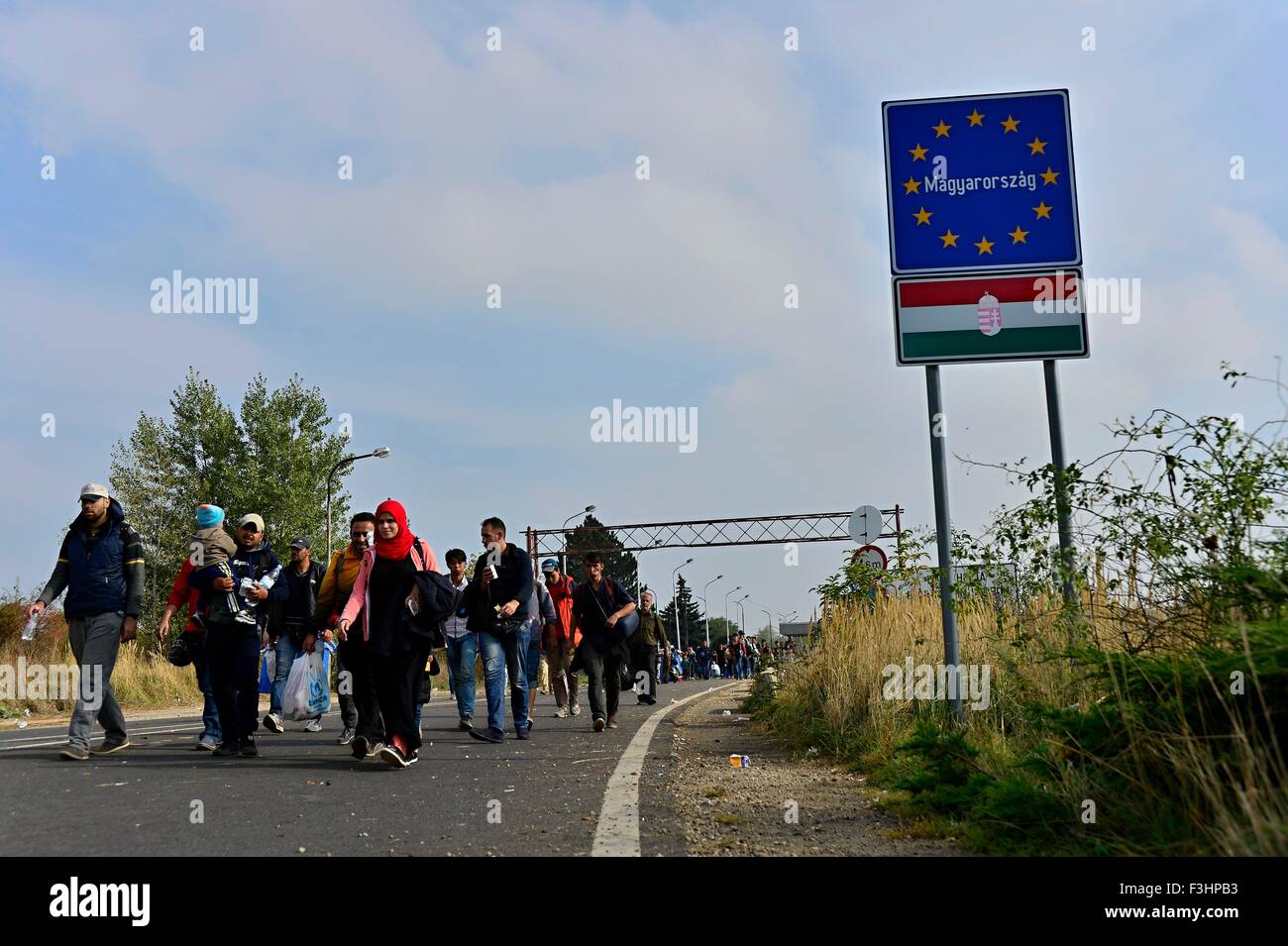 Ottobre 6,2015; Hegyeshalom in Ungheria. Gruppo di rifugiati di lasciare in Ungheria. Essi vennero a Hegyeshalom in treno e quindi essi leavi Foto Stock