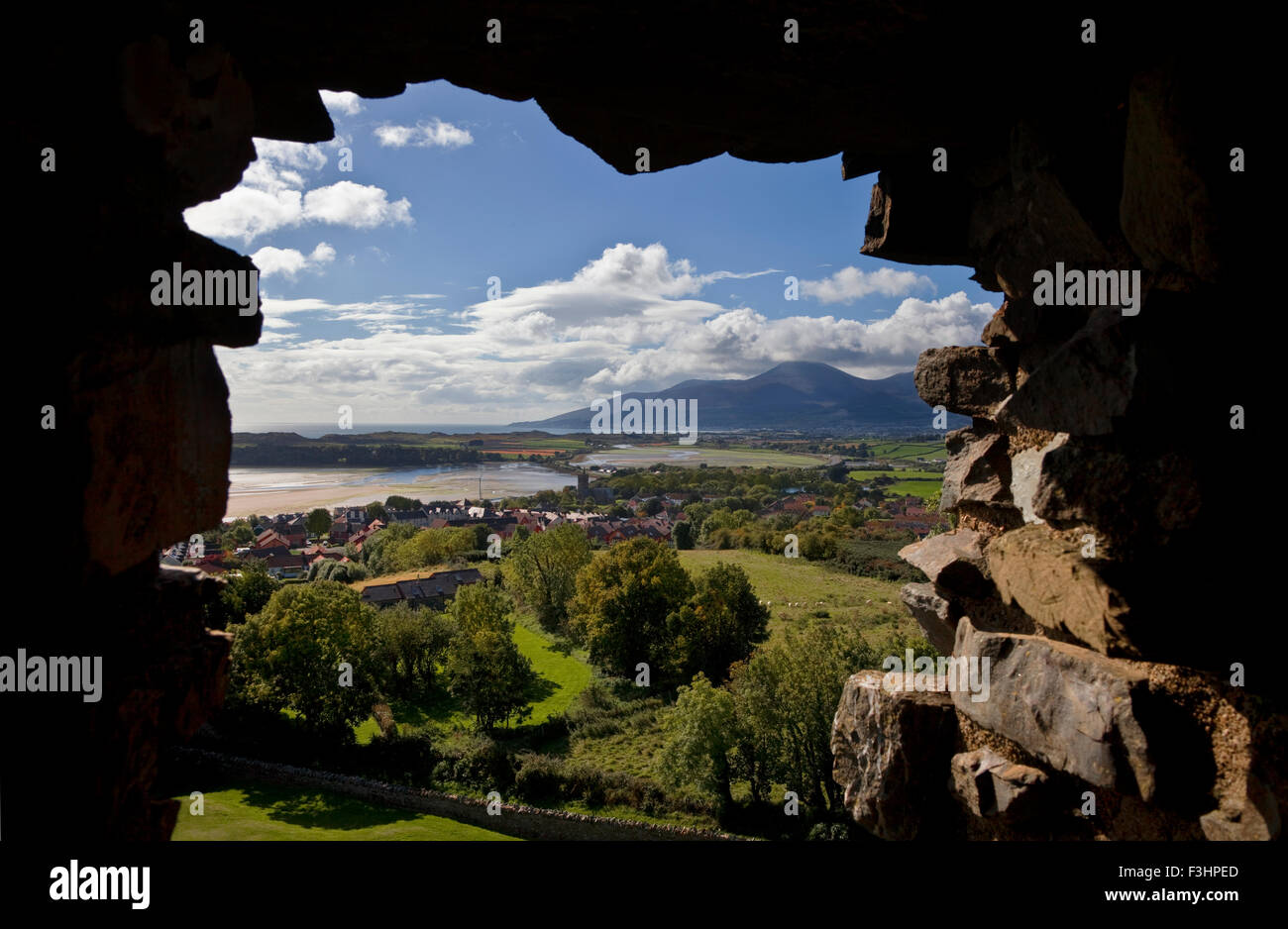 Vista del villaggio di Dundrum e distante Mourne Mountains, dal castello di Dundrum, County Down, Irlanda del Nord Foto Stock