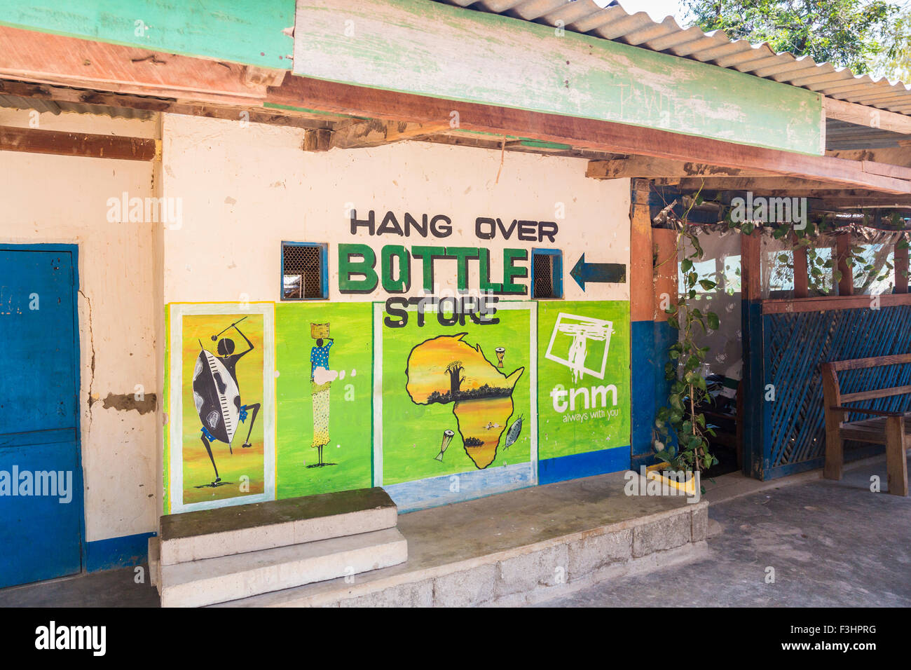 In modo divertente chiamato 'Hang sulla bottiglia Store' bar, cafe e Bottle Bank, su Likoma Island, il Lago Malawi Malawi, sud-est Africa Foto Stock