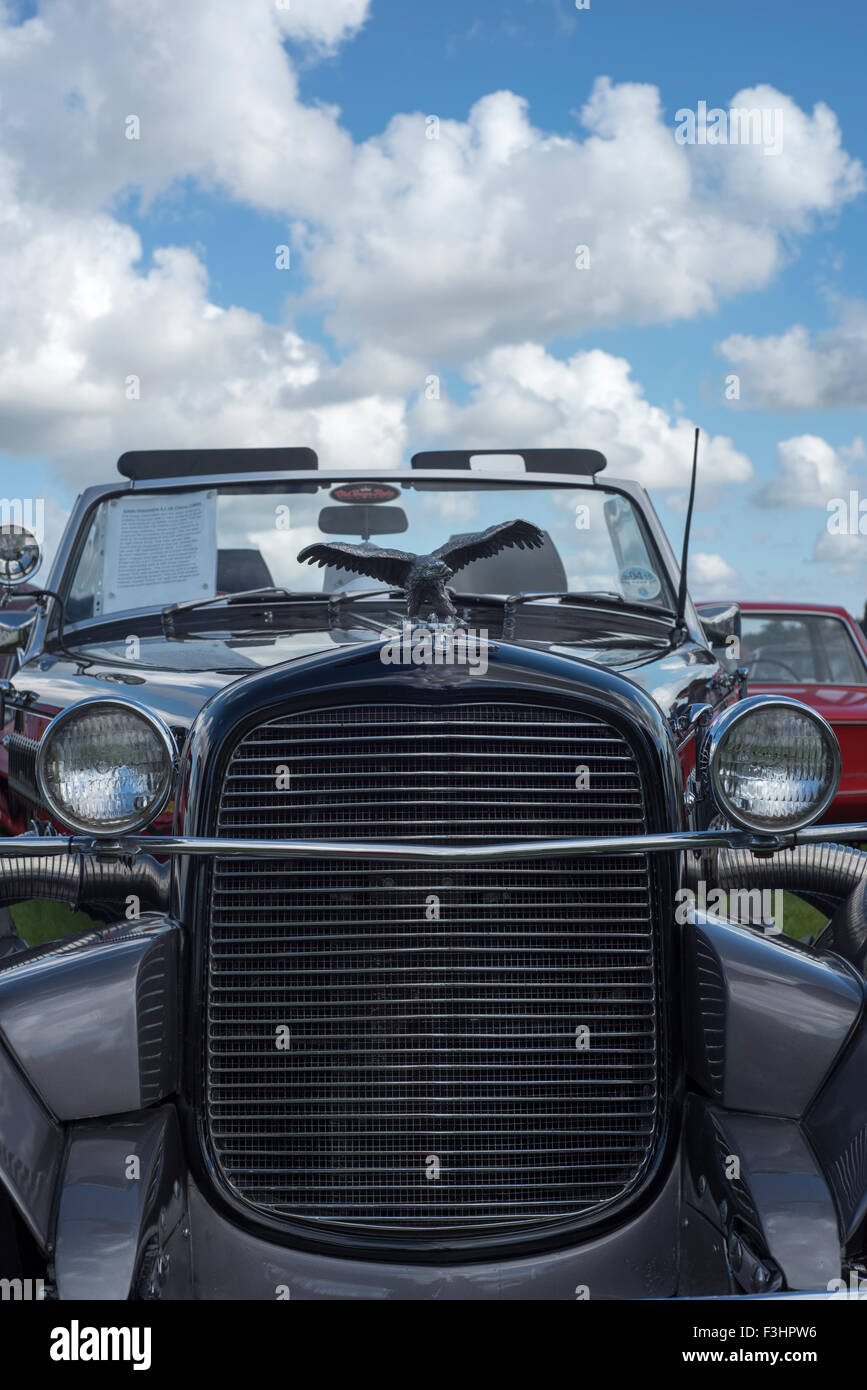Eagle Debonaire 1965 auto con eagle cofano badge, cielo blu e nuvole, parabrezza, retrovisori, griglia, proiettori, nero, blu Foto Stock