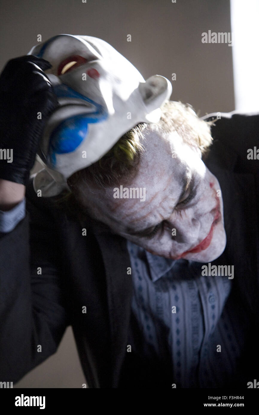 The Dark Knight è un supereroe 2008 film diretto, prodotte, e co-scritto da Christopher Nolan. Basato sul DC Comics Batman di caratteri. Questa fotografia è per il solo uso editoriale ed è il copyright del film company e/o il fotografo assegnato dal film o società di produzione e può essere riprodotto solo da pubblicazioni in congiunzione con la promozione del film di cui sopra. Un credito per il film company è richiesto. Il fotografo deve anche essere accreditato quando noto. Foto Stock