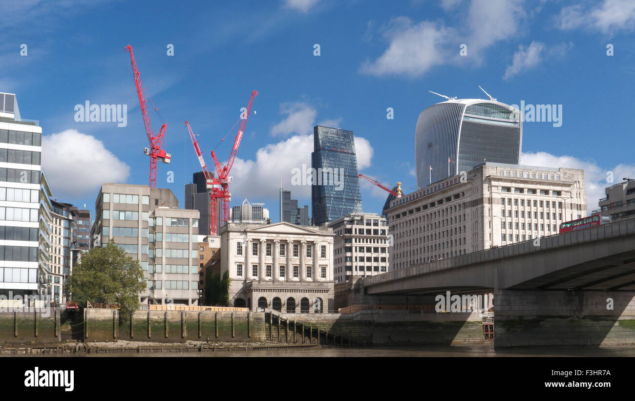London Bridge che conduce al distretto finanziario con gru edili lavorando su nuovi sviluppi edificio London EC3 Foto Stock