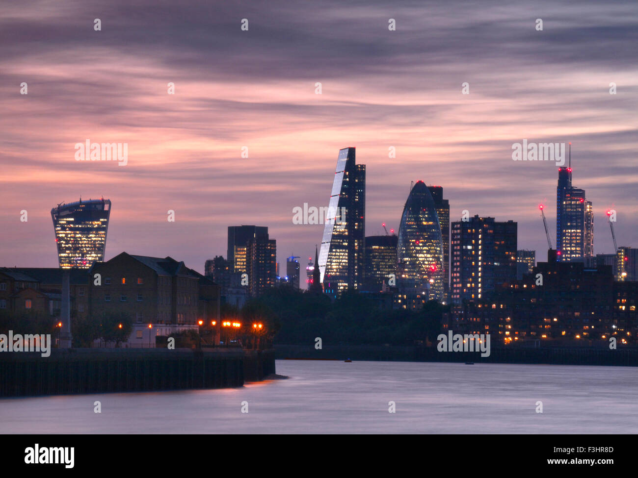 London Financial city center grattacieli visto dal Canary Wharf comprese.... "WalkieTalkie','Gherkin' Cheese-Grater' etc London EC1 Foto Stock