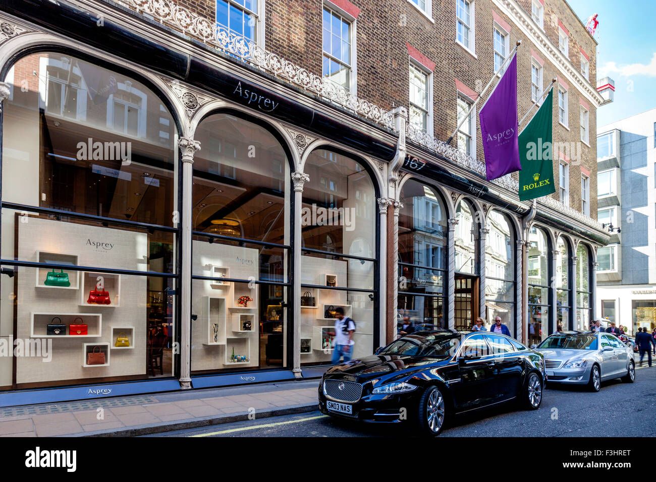 Auto di lusso attendono fuori Asprey Gioielleria, New Bond Street, Londra, Regno Unito Foto Stock