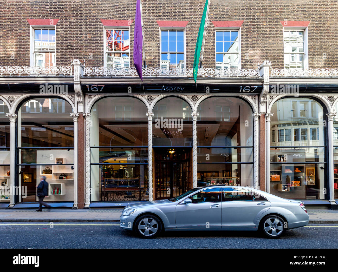 Auto di lusso attendono fuori Asprey Gioielleria, New Bond Street, Londra, Regno Unito Foto Stock