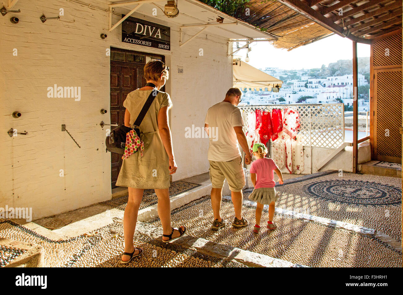 I turisti a piedi attraverso la strada del mercato Lindos Rodi Grecia Foto Stock