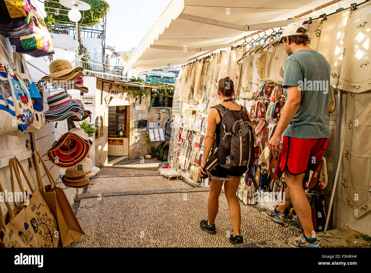 I turisti a piedi attraverso la strada del mercato Lindos Rodi Grecia Foto Stock