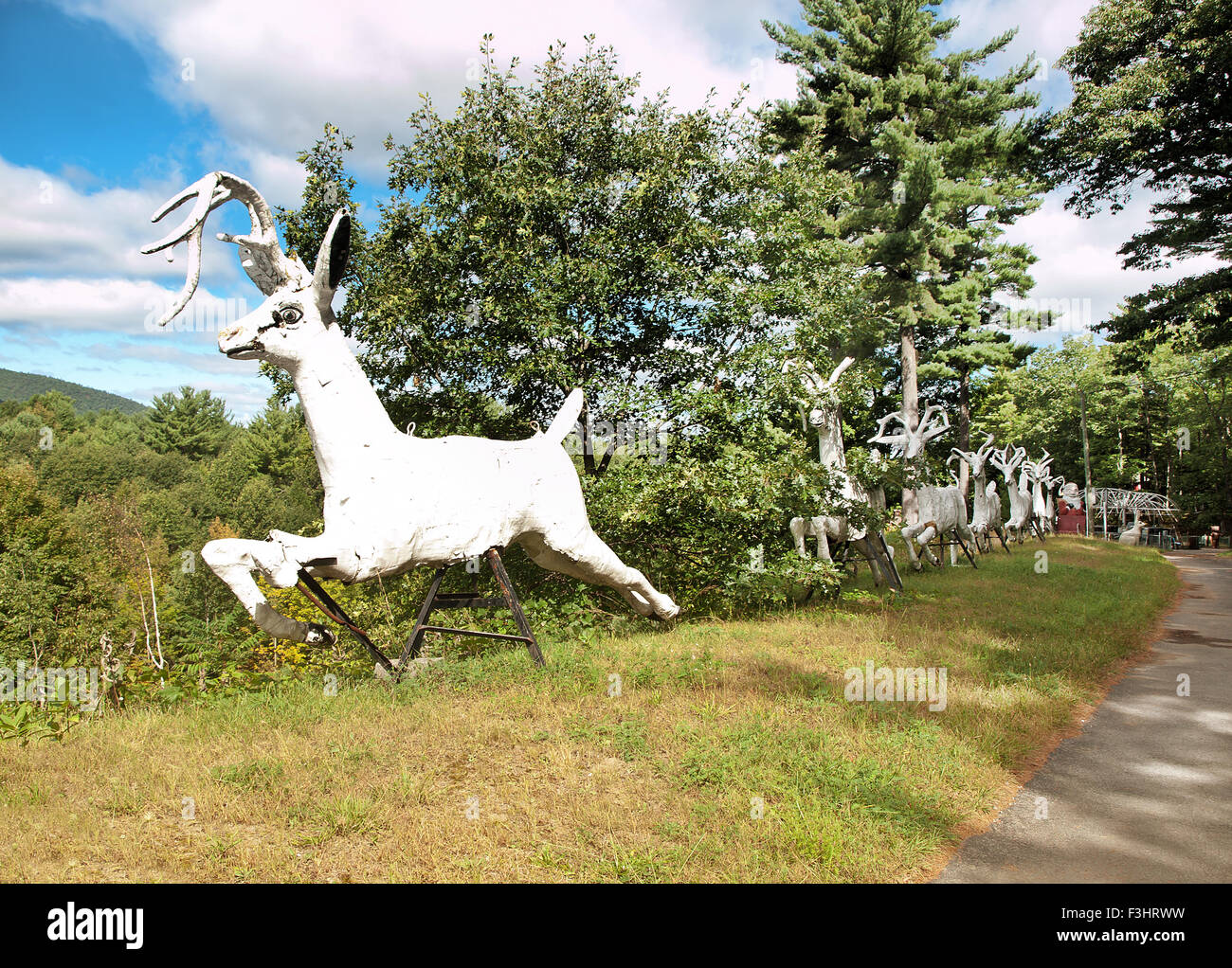 Lake George, New York, Stati Uniti d'America. Settembre 20, 2015. La Foresta Magica, un parco divertimenti per bambini costruita nel 1963 con storia prenota char Foto Stock