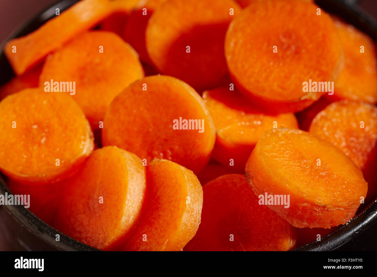 Una tazza di fettine di materie di carote Foto Stock