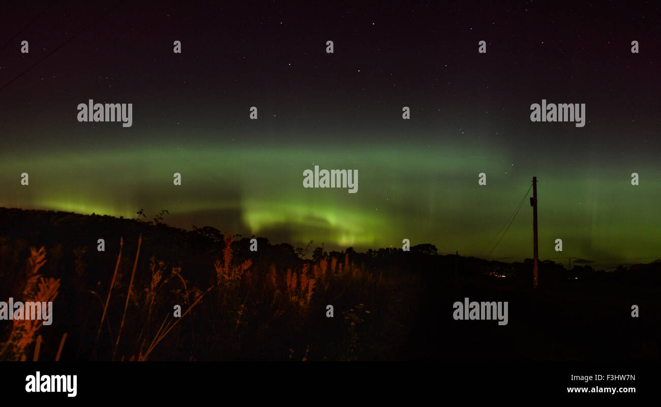 Cumbria, Regno Unito. Il 7 ottobre, 2015. Display spettacolare delle aurore boreali o luci del nord nel nord Cumbria dopo una forte tempesta solare colpisce la terra: 7 ottobre 2015 Credit: STUART WALKER/Alamy Live News Foto Stock