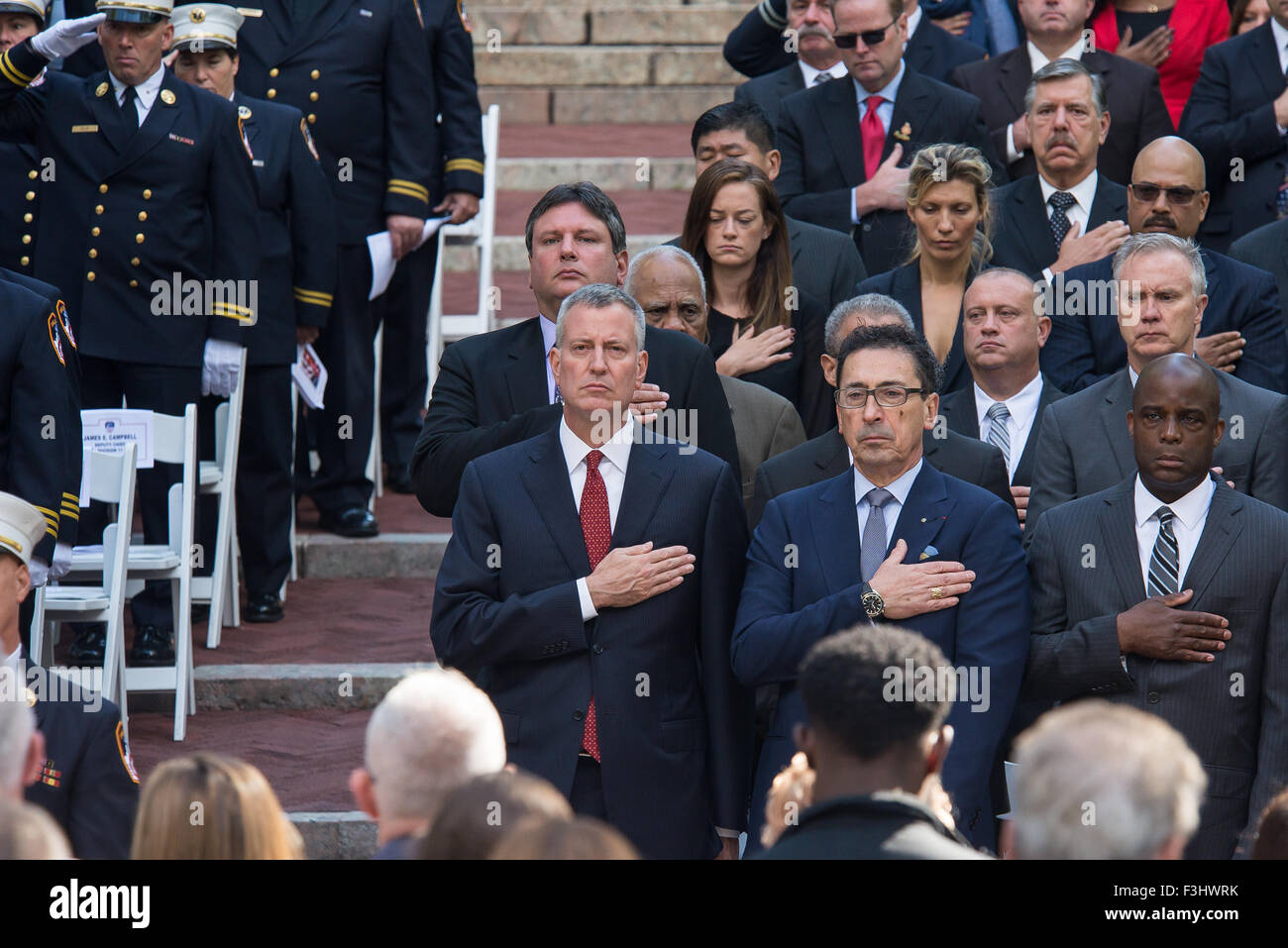 New York, Stati Uniti. 07 ott 2015. Bill de Blasio (centro) e altre autorità civili mettere le mani sui loro cuori durante il suono di rubinetti. Sindaco di Bill de Blasio e NYC Fire Commissario Daniel Nigro uniti con FDNY ufficiali e le famiglie dei caduti di recente presso i vigili del fuoco's Memorial in Riverside Park per un tributo annuale alla memoria della città partì di vigili del fuoco, del passato e del presente. Credito: Albin Lohr-Jones/Pacific Press/Alamy Live News Foto Stock