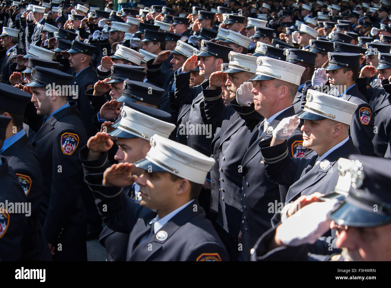 New York, Stati Uniti. 07 ott 2015. Un mare di FDNY ufficiali salute durante la riproduzione di rubinetti a conclusione del servizio. Sindaco di Bill de Blasio e NYC Fire Commissario Daniel Nigro uniti con FDNY ufficiali e le famiglie dei caduti di recente presso i vigili del fuoco's Memorial in Riverside Park per un tributo annuale alla memoria della città partì di vigili del fuoco, del passato e del presente. Credito: Albin Lohr-Jones/Pacific Press/Alamy Live News Foto Stock