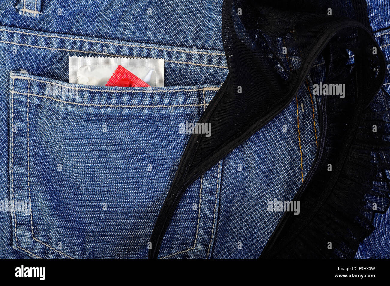 Condom in tasca dei jeans Foto Stock