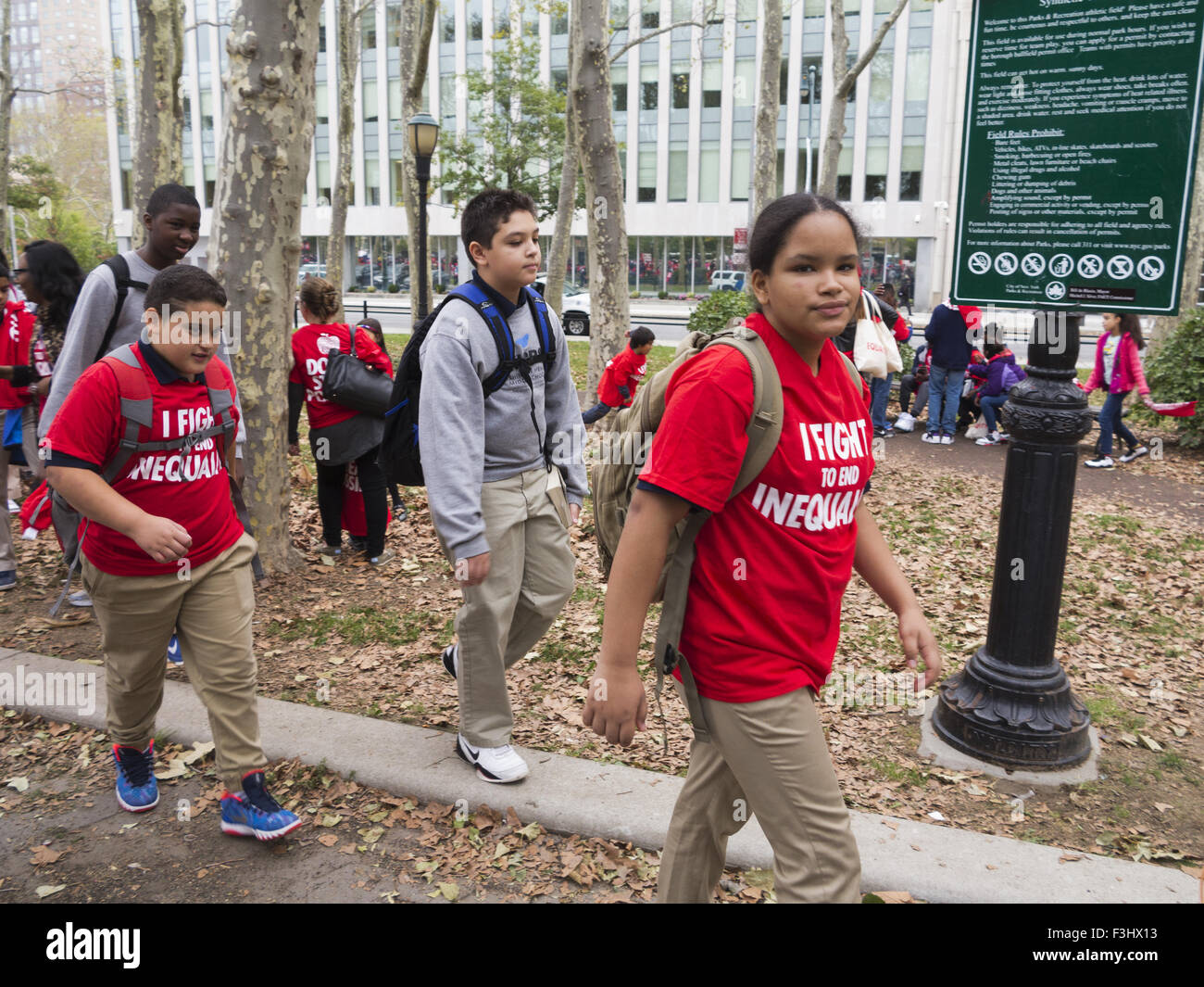 Carta studenti unisciti alla 'stand per la scuola uguaglianza Rally' a Cadman Plaza il 7 ottobre 2015 in New York City. Foto Stock