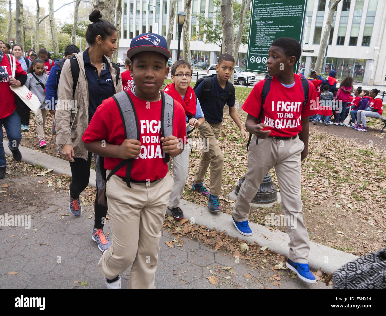 Carta studenti unisciti alla 'stand per la scuola uguaglianza Rally' a Cadman Plaza il 7 ottobre 2015 in New York City. Foto Stock