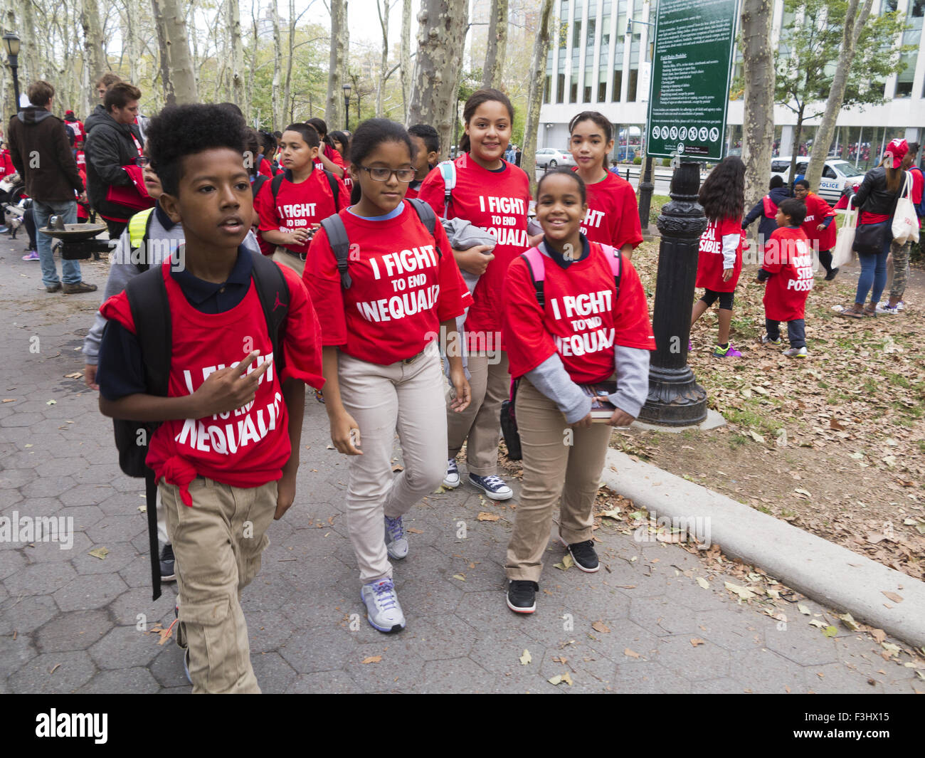 Carta studenti unisciti alla 'stand per la scuola uguaglianza Rally' a Cadman Plaza il 7 ottobre 2015 in New York City. Foto Stock