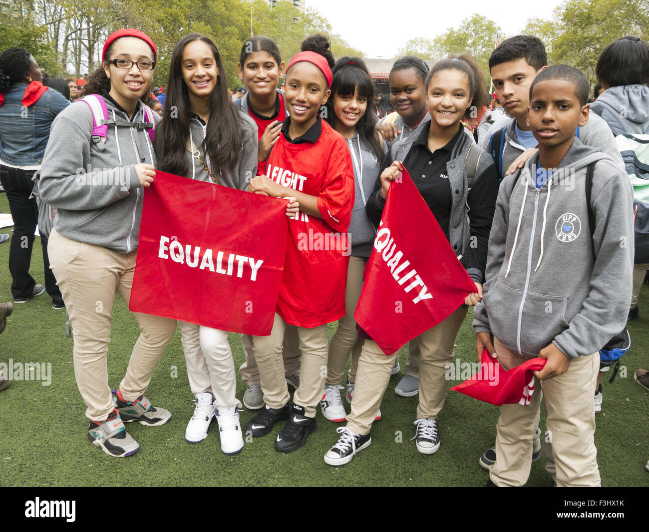 Carta studenti della scuola presso lo stand per la scuola uguaglianza Rally' a Cadman Plaza il 7 ottobre 2015 in New York City. Foto Stock