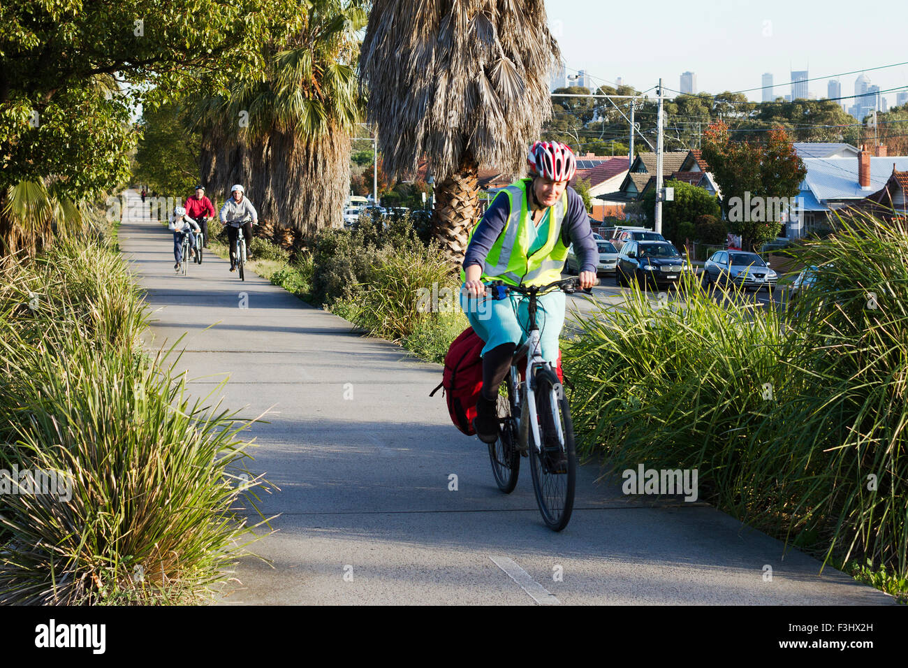 I ciclisti su St Georges Road Bike Path, città capitale Trail, Northcote, Melbourne, Australia Foto Stock