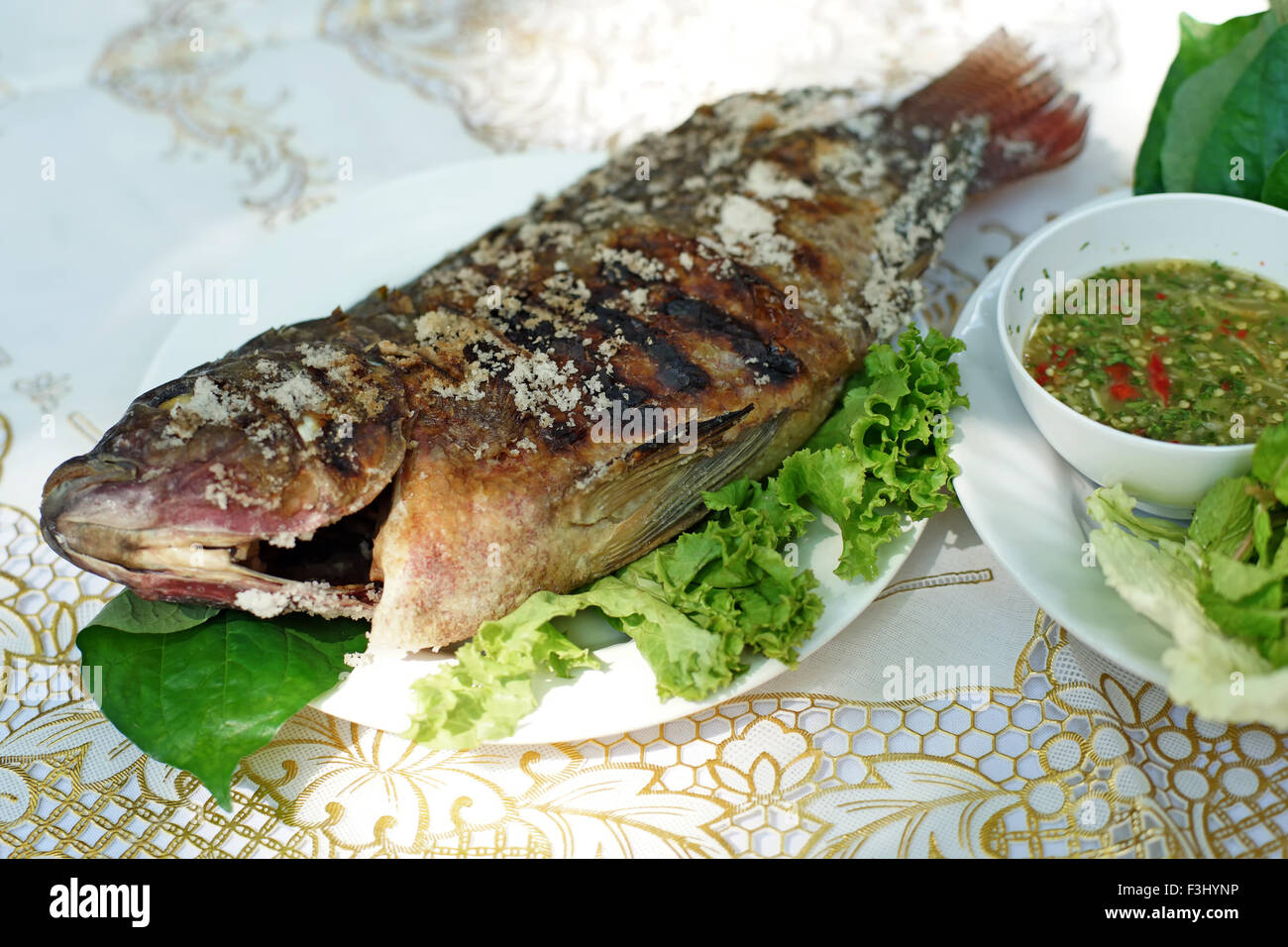 Cibo tailandese, sale di pesce alla griglia con contorni Foto Stock