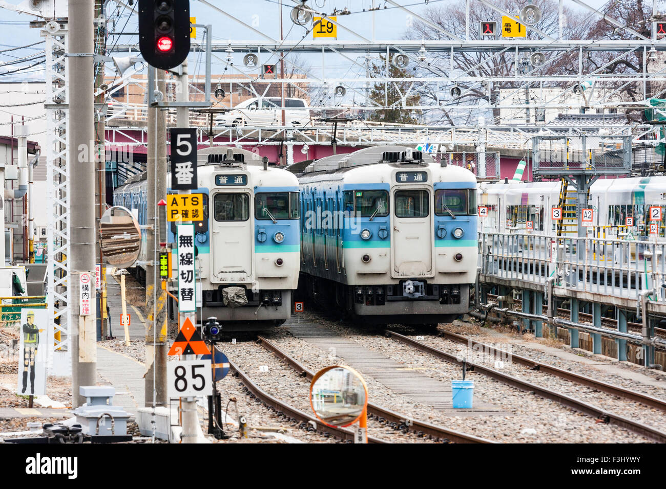 Giappone, Matsumoto, Japanese Railway, due E115 tipo serie treni pendolari parcheggiato nel sciavero vicino alla stazione principale. Vista del teleobiettivo. Foto Stock