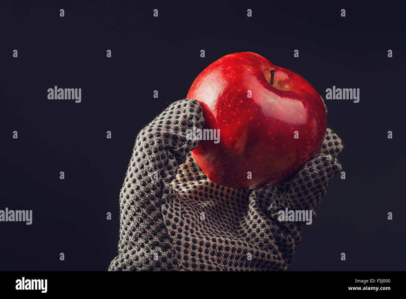 Selettore di Apple, mano azienda biologica mela rossa Foto Stock