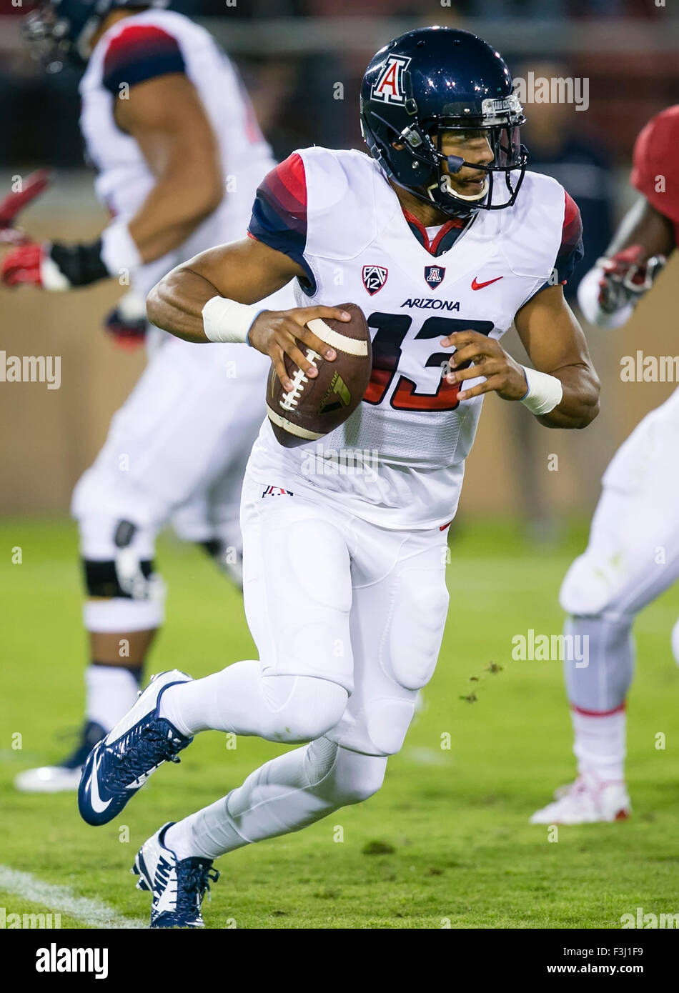 Palo Alto, CA. 3° Ott, 2015. Arizona Wildcats quarterback Brandon Dawkins (13) in azione durante il NCAA Football gioco tra la Stanford il cardinale e la Arizona Wildcats presso la Stanford Stadium di Palo Alto, CA. Stanford sconfitto Arizona 55-17. Damon Tarver/Cal Sport Media/Alamy Live News Foto Stock