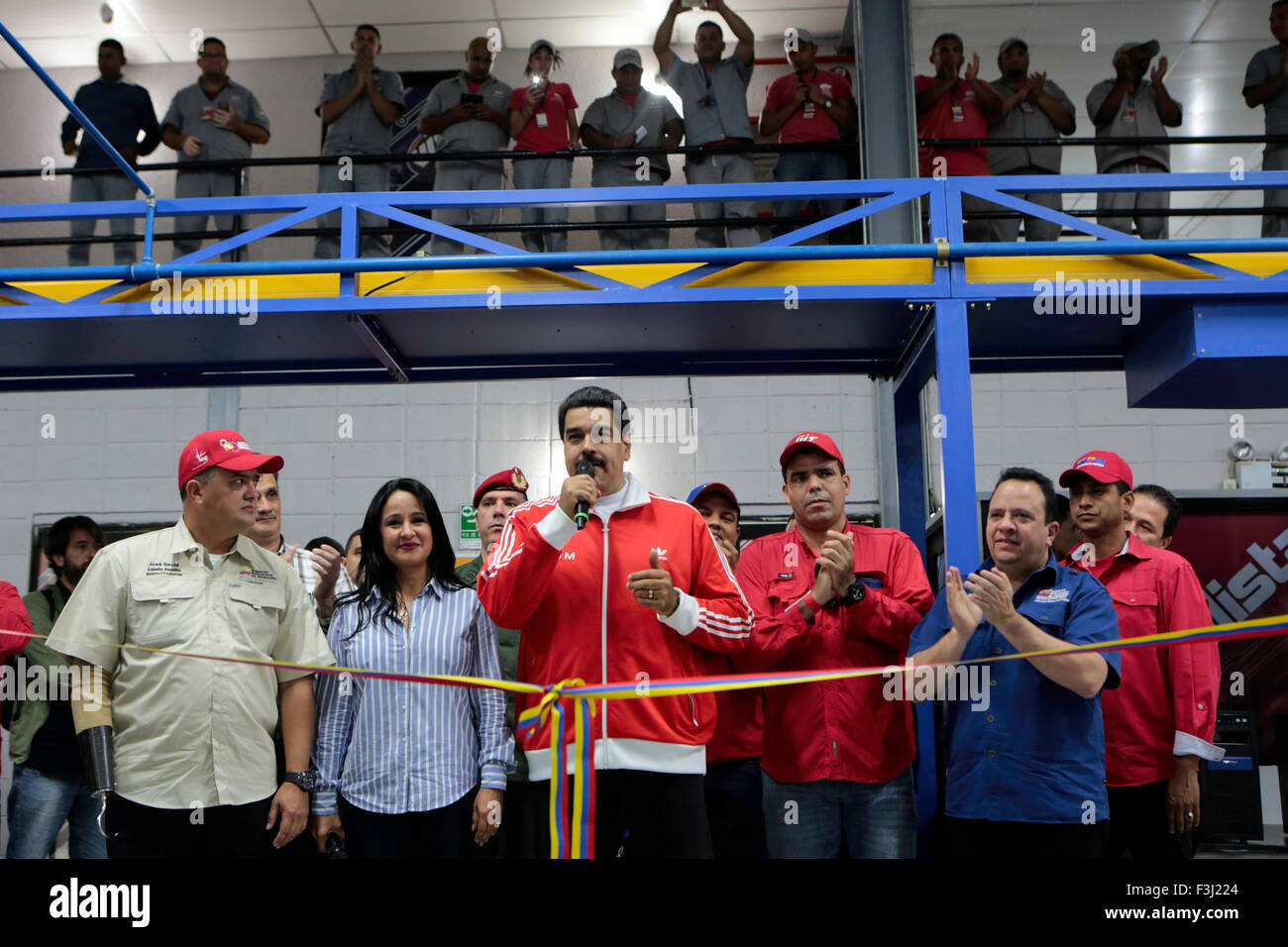 Falcon, Venezuela. Il 7 ottobre, 2015. Presidente venezuelano Nicolás Maduro (C) prende parte alla cerimonia di inaugurazione della seconda linea di produzione della società di stato di apparecchiature elettroniche in tecnologia venezuelano Industrie (VIT), in stato di Falcon, Venezuela, il 7 ottobre, 2015. Venezuela progredisce nel settore delle telecomunicazioni e si espande la propria produzione nazionale linee, grazie agli accordi di cooperazione firmati con la Cina, ha sottolineato il mercoledì Nicolás Maduro. Credito: Xinhua/Alamy Live News Foto Stock