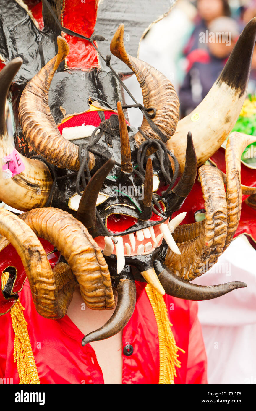 Pillaro, Ecuador - 06 Febbraio 2012: persone dissimulata come diavoli Dancing per il diablada In Pillaro on February 06, 2012 Foto Stock