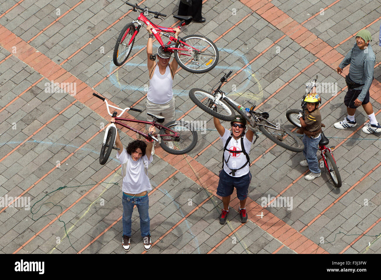Gruppo di persone lodano bicicletta durante il movimento 350 per risolvere la crisi climatica evento tenutosi Foto Stock