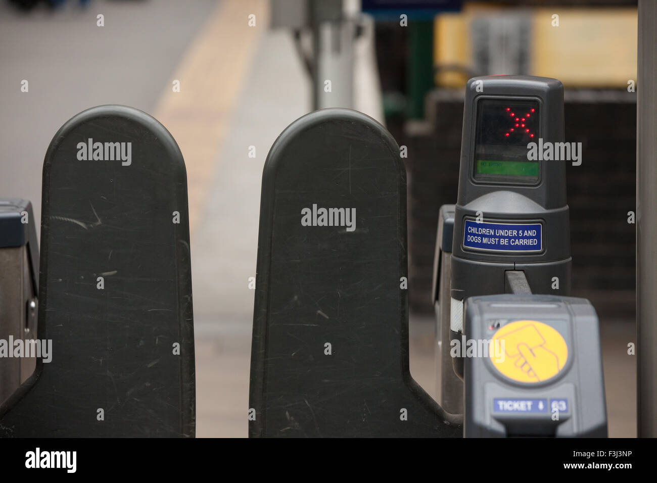 Automatico porte passeggeri presso la stazione ferroviaria Waverley di Edimburgo. Foto Stock