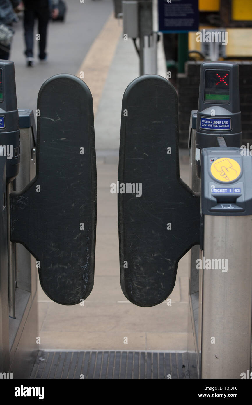 Automatico porte passeggeri presso la stazione ferroviaria Waverley di Edimburgo. Foto Stock