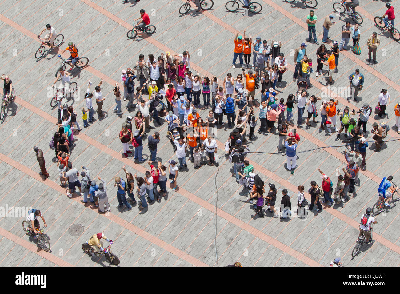 Bicicletta fatta di persone in segno di protesta contro il riscaldamento globale e il consumo di carburante eccessivo Foto Stock