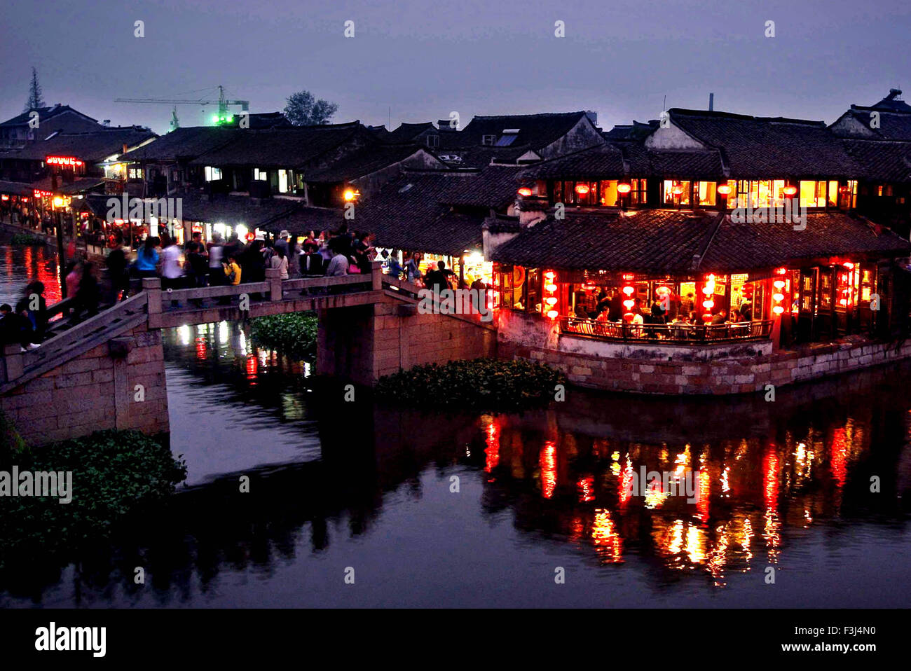 (151008) -- PECHINO, Ottobre 8, 2015 (Xinhua) -- Foto scattata il 9 novembre 2, 2013 mostra il ponte Yongning in Xitang antica cittadina, est della Cina di Provincia dello Zhejiang. Il ponte è stato costruito durante la Dinastia Qing (1736-1795). (Xinhua/Wang Song) (wyo) Foto Stock