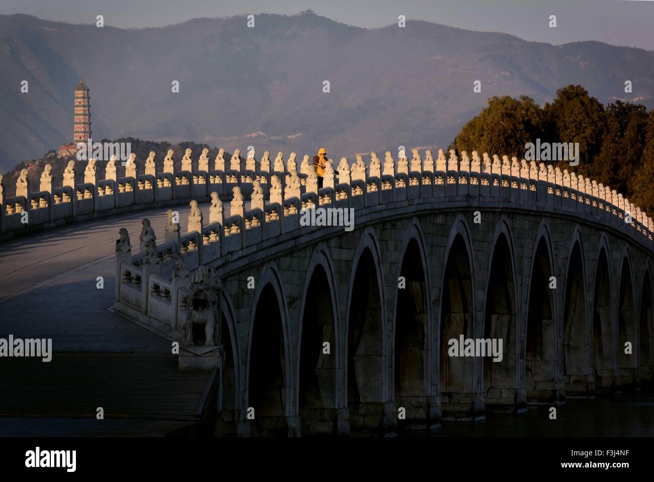 (151008) -- PECHINO, Ottobre 8, 2015 (Xinhua) -- Foto scattata il 2 dicembre, 2014 mostra il ponte Seventeen-Arch presso il Palazzo Estivo di Pechino, capitale della Cina. Il ponte fu costruito nel 1736-1795 sotto la Dinastia Qing (1644-1911). (Xinhua/Wang Song) (wyo) Foto Stock