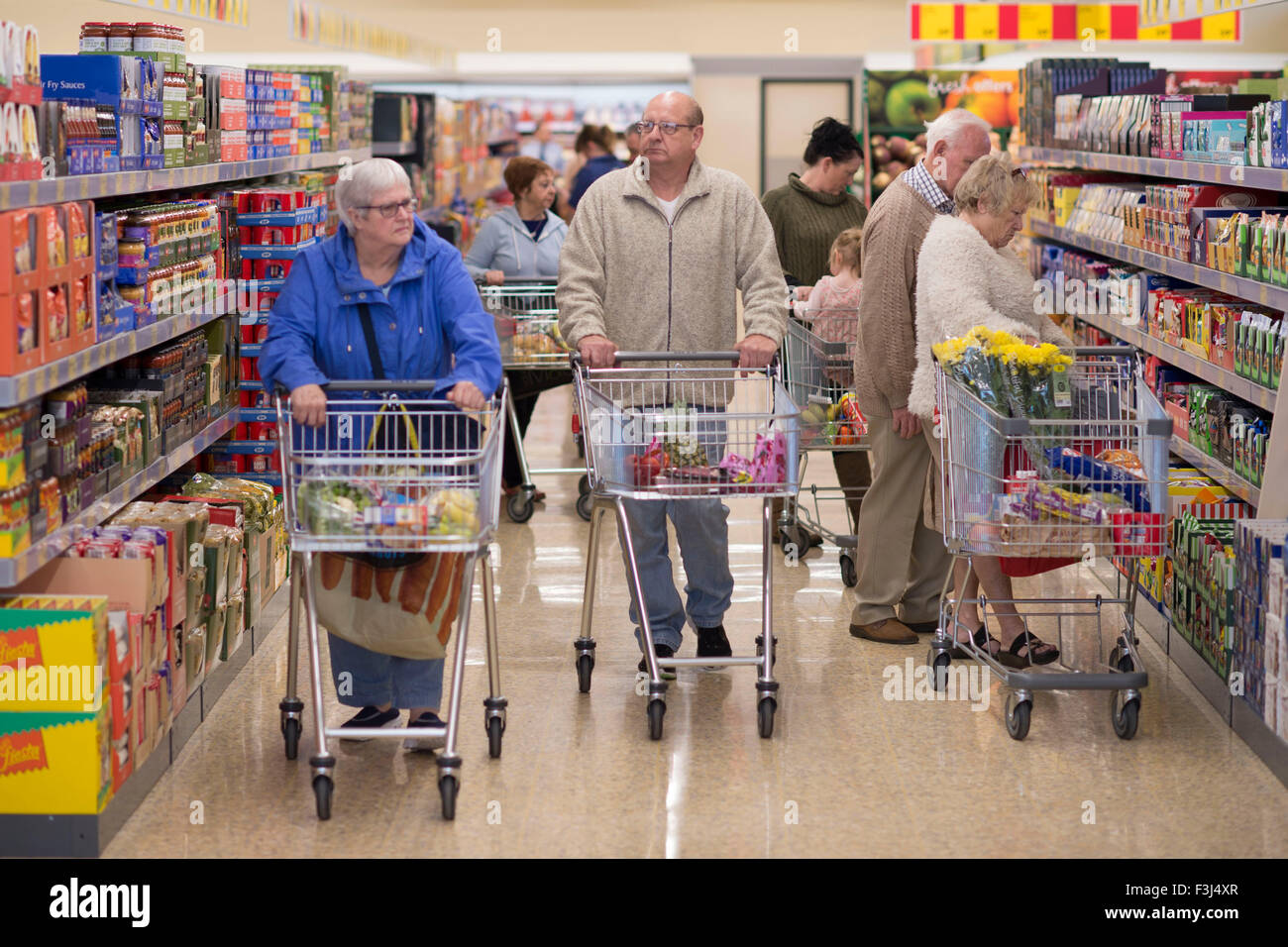 Negozio di pensionati in un Aldi Supermercato UK store su Newport Road, Cardiff. Foto Stock