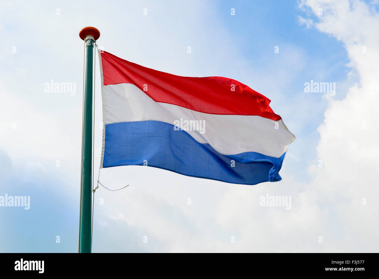 Bandiera olandese sventolando in aria su un poco nuvoloso giorno Foto Stock