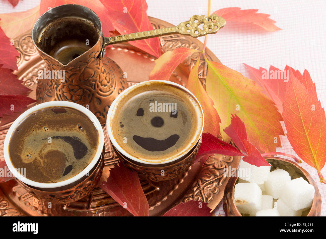 Caffè alla turca con un mix di fiori e di zucchero. Sfondo di autunno Foto Stock