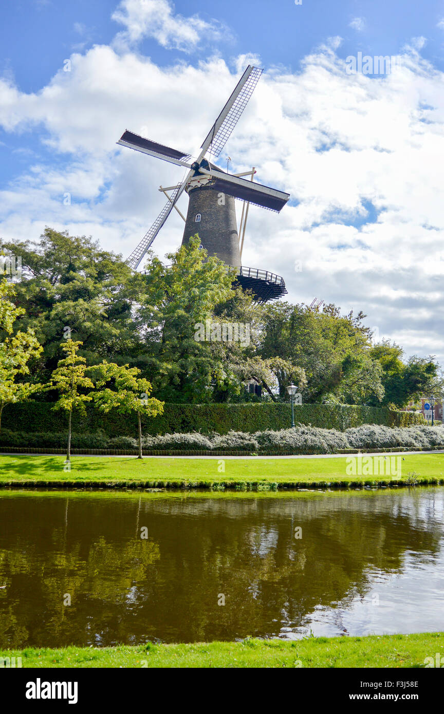 Mulino a vento nei Paesi Bassi città Leiden. Idilliaco giorno per essere all'aperto Foto Stock